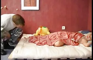 Pengantin pria bercinta yang melanggar tradisi pacaran dengan sex dan melihatnya di pernikahan.