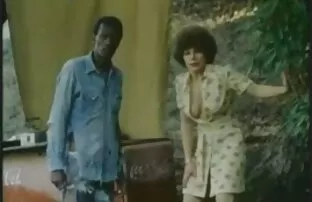 Suaminya mengalahkan budak untuk istrinya, dengan cambuk, sex dengan ibu hamil dan kemudian memperkosanya ke Canzana di meja.
