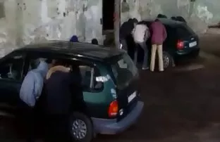 Bos seks dengan madu jari, pelacur, sekretaris di meja di kantor