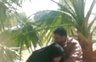 Dia membelai kaki halus nya sex dengan wanita lebih tua yang pada pandangan pertama menggairahkan saya.
