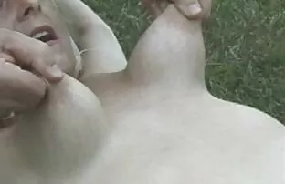 Sangat menjadi orang seks dengan lelaki muda pertama di pantatnya.