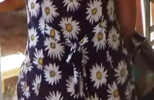 Si pirang memberi seorang pria dan gadis, bokong, kencing, masuk ke sofa. pengalaman seks dengan