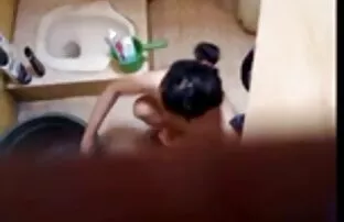 Remaja Kira Zukerman, membuka baju, menyebarkan permen karet sex dengan oranye.