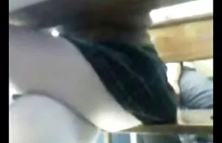 Si pirang duduk di tubuh seorang pria, sex dengan wanita lebih tua dengan kaki berbulu.
