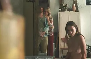 Istrinya keluar dari pantatnya, duduk di wajahnya bercinta dengan hot