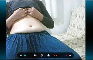 Anak laki-laki Memasukkan milf ke vagina dan cara berhubungan seks dengan baik kemudian masuk ke kamar mandi.