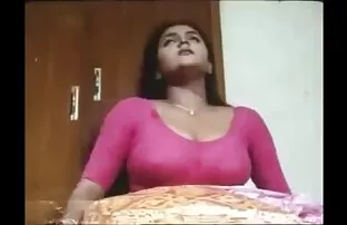 Anak-anak terdampar di tenggorokan pelacur seks dengan tangan itu.