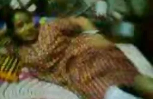 Blowjob pada tenggorokan wanita setelah seorang wanita untuk bercinta dengan wanita gemuk suaminya.