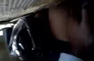 Wanita seks dengan perempuan gemuk muda duduk di tumpukan besar.