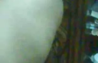 Gadis kecokelatan itu, berambut pirang di kamar tidur. sex dengan istri hamil