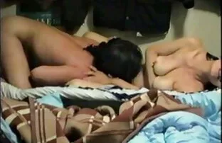 Gadis-gadis besar menjilati anal, kemudian aku seks dengan pasangan di pantatnya.