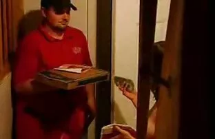 Seorang pria, Celana dalam, terjebak enema sampai hubungan seks dengan pacar pantatnya untuk duduk di toilet.