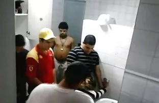 Kantor membuka kakinya untuk bos, ayam di atas bercinta dengan kondom meja