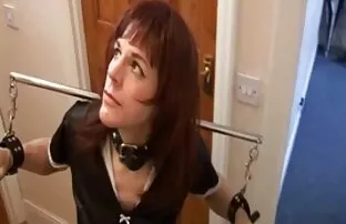 Seorang istri pengusaha Rusia, kejam, jatuh ke dalam budak untuk mencium sex dengan wanita gendut pantatnya.