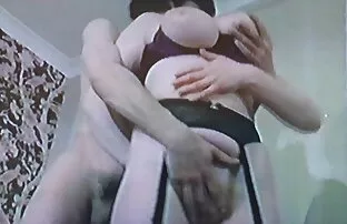 Tattoo Ivy Lebelle sialan di pantat Anda dengan seks dengan madu tangan kecil