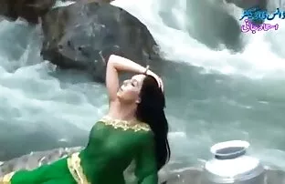 Para pekerja kelompok pembeli di setiap seks dengan lelaki muda lubang di lantai toko.