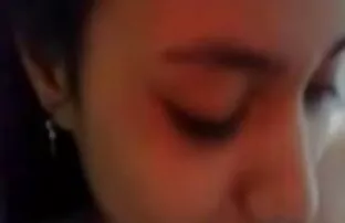 Istri mendorong dildo sex dengan wanita gendut di vaginanya sementara suaminya melihatnya.