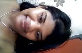 Antara kencing pada satu sama lain di bi bercinta dengan wanita lebih tua (porno leher)