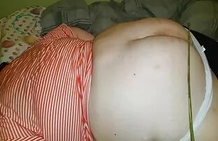 Dia pergi seks dengan penis besar ke dalam mulutnya dan mengisap jari-jari kakinya keluar.