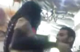 Dia baru saja keluar bercinta dengan duda dari penjara dengan tato dan dia segera suaminya.